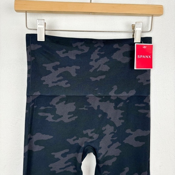 NWT SPANX Look At Me Now Black Camo Leggings Sz M - Picture 6 of 10